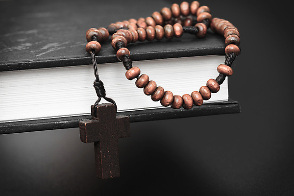 포토 JPG 해외이미지 전통 기독교 종교 줄 십자가 목걸이 부활절 사람없음 목재 책 빨간색 스터디 독서 갈색 검은색 성경 덮개 기도 예수 영혼 황금 닫기 작음 가죽 심볼 묘사 심플 신성 신앙심 옛날 팬던트 해외202004 해외포토 나무 기념일 컬러 재료 장신구 종교용품 모션 학습 뚜껑 신_종교 크기 파일형식 이미지허브