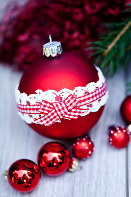 포토 JPG 해외이미지 리본 크리스마스장식 크리스마스 실내 사람없음 아웃포커스 오너먼트 나무배경 해외202004 해외포토 기념일 백그라운드 촬영기법 내부 파일형식 이미지허브