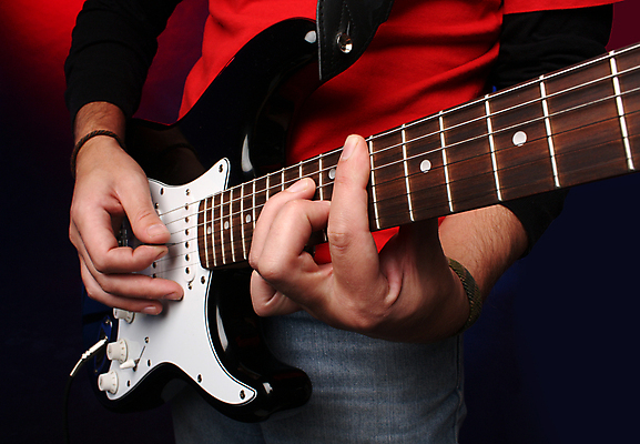 포토 JPG 해외이미지 남자 줄 음악 놀이 관리 사람없음 빨간색 검은색 공연 연주자 음악가 기구 기타 청바지 선택 예술가 기타리스트 뮤지컬 실행 팝 해외202004 해외포토 직업 컬러 컨셉 바지 현악기 문화예술 사람 이벤트 파일형식 이미지허브