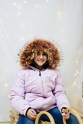 포토 JPG 해외이미지 모델 라이프스타일 응시 드레스 옷 여자 행복 얼굴 분홍색 백그라운드 겨울 날씨 털 따뜻함 한명 사람 10대 유행 얼음 재킷 추위 흰색 닫기 스타일 해외202004 해외포토 자연요소 1 시선 계절 감정 컬러 모션 청소년 생활 신체부위 외투 파일형식 이미지허브