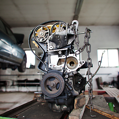 포토 JPG 해외이미지 백인 직업 1 응시 행복 겨울 교통시설 자동차 노동자 기술 실내 미소 안전 사람 성인 사람없음 파란색 상점 검은색 공구 스패너 잡기 업무 바퀴 작업실 기술자 변화 수리 아래 서비스 타이어 고정 정비공 유지 깨짐 자동 조작 차고 해외202004 해외포토 서양인 시선 계절 감정 육상교통 컬러 교통 컨셉 모션 표정 내부 도구 작업 방향 시설 위치 파일형식 이미지허브