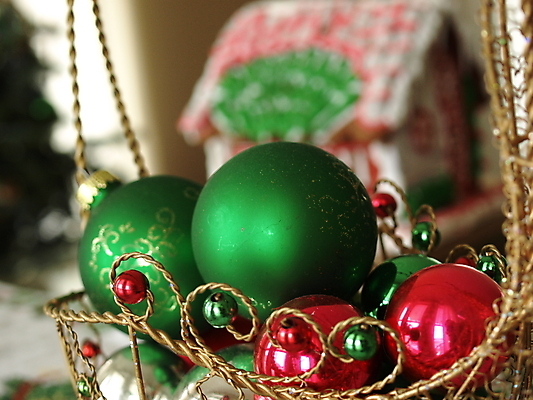 포토 JPG 해외이미지 나무 백그라운드 크리스마스 공 유리 휴가 사람없음 장식 빨간색 빛 축하 화려 황금 묘사 오브젝트 해외202004 해외포토 식물 기념일 컬러 컨셉 재질 파일형식 이미지허브