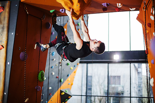 포토 JPG 해외이미지 전신 백인 남자 실내 매달리기 한명 성인 옆모습 잡기 인공암벽등반 클라이밍 성인남자한명만 해외202004 클라이밍선수 버티다 해외포토 서양인 1 뷰포인트 모션 운동선수 사람 내부 등반 암벽등반 남자한명만 성인남자만 파일형식 이미지허브