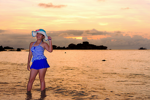 포토 JPG 해외이미지 1 라이프스타일 여자 수영복 행복 바다 섬 여행 포즈 백그라운드 태국 자연 하늘 휴가 한명 미소 사람 동양인 풍경 야외 물 파란색 컬러풀 햇빛 노란색 여행객 일출 줄무늬 새벽 푸켓 수평선 해외202004 해외포토 자연요소 옷 감정 아시아 컬러 무늬 표정 인종 생활 태양 노을 생태계 파일형식 이미지허브