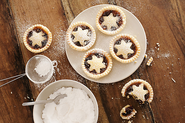 포토 JPG 해외이미지 전통 접시 계절 별 크리스마스 탁자 사람없음 장식 가루 설탕 굽기 준비 페스츄리 해외202004 해외포토 자연요소 식기 기념일 빵 가구 구이 파일형식 이미지허브