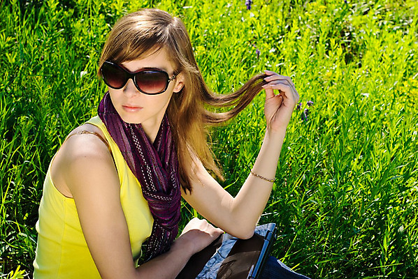 포토 JPG 해외이미지 백인 학생 라이프스타일 공원 여자 교육 행복 밭 인터넷 비즈니스 통신 자연 모바일 한명 미소 사람 야외 초록색 여름 노트북 컴퓨터 청춘 선글라스 공책 봄 기쁨 연결 무선전화기 해외202004 해외포토 서양인 1 계절 공공시설 감정 안경 컬러 컨셉 농업 문구용품 표정 생활 전자제품 전화기 생태계 파일형식 이미지허브