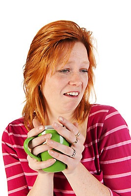 포토 JPG 해외이미지 그릇 드레스 여자 커피 음료 분홍색 아침 한명 성인 빨간색 초록색 머리카락 줄무늬 머그컵 마시기 면 해외202004 해외포토 주간 1 식기 옷 컬러 무늬 모션 사람 컵 머리 파일형식 이미지허브