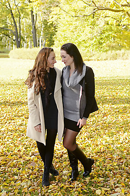 포토 JPG 해외이미지 전신 나무 공원 여자 행복 잎 2 가족 관계 자연 함께함 미소 웃음 두명 세로 청춘 노란색 검은색 우정 기쁨 가을 관찰 황금 자매 언니 성인여자만 동정 해외202004 해외포토 식물 계절 공공시설 감정 컬러 컨셉 모션 표정 사람 친구 생태계 여자만 성인만 파일형식 이미지허브