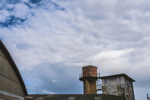 포토 JPG 해외이미지 식물 산업 벽 회사 사다리 공장 하늘 지붕 벽돌 사람없음 야외 건물 세로 갈색 계단 환경 탑 금속 힘 발전기 에너지 수확 도시 시간 업무 수증기 큼 철 버리기 순환 오르기 만들기 시멘트 튜브 타운 자원 국회 내추럴 옛날 철강 노화 해외202004 해외포토 건축물 컬러 컨셉 농업 비즈니스 공업 모션 재질 발전소 도구 작업 크기 파일형식 이미지허브