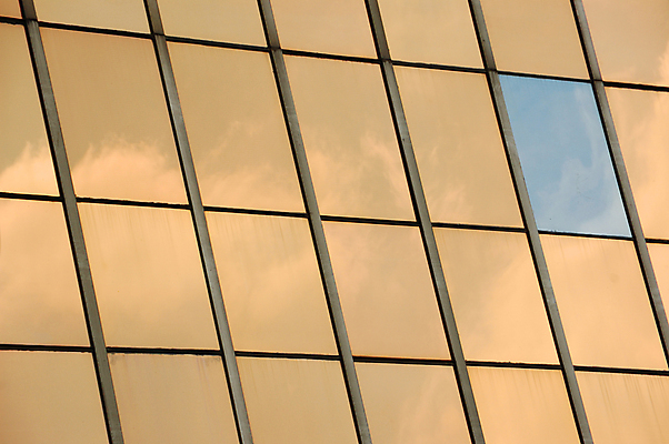 포토 JPG 해외이미지 모양 구름 디자인 외관 선 백그라운드 건축양식 창문 유리 하늘 표면 추상 프레임 사람없음 건물 파란색 사무실 반사 사각형 거울 도시 얼룩 투명 도심 묘사 질감 망사 패널 대칭 미니멀 부족함 해외202004 해외포토 자연요소 도형 건축물 건축 컬러 컨셉 무늬 비즈니스 재질 직물 파일형식 이미지허브