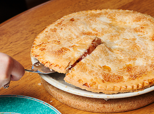 포토 JPG 해외이미지 접시 손 음식 조각 과일 딸기 휴가 디저트 주택 따뜻함 사탕 요리 사람없음 가로 갈색 껍질 신선 원형 황금 칼 닫기 달콤 맛 사과 정상 설탕 자르기 굽기 서빙 추수감사절 타르트 페스츄리 핸드메이드 해외202004 해외포토 도형 식기 기독교 빵 컬러 컨셉 모션 건물 신체부위 구이 파이_빵 파일형식 이미지허브