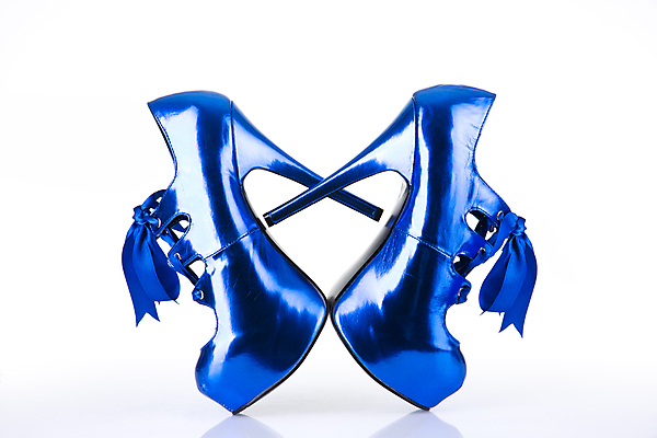 포토 JPG 해외이미지 스튜디오촬영 옷 여자 구두 신발 2 사람없음 장식 파란색 빛 반사 유행 금속 쌍 화려 클래식 고급 우아함 큼 오브젝트 흰배경 스파이크 고립 양발 스타일 해외202004 해외포토 컬러 백그라운드 컨셉 재질 실내 사람 흰색 크기 파일형식 이미지허브