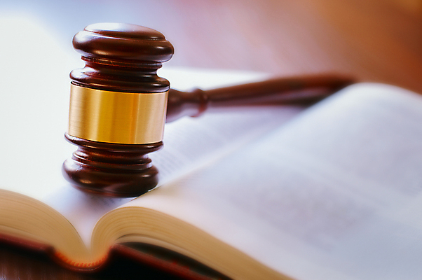 포토 JPG 해외이미지 근접촬영 사람없음 오브젝트 법 의사봉 재판 법전 해외202004 해외포토 뷰포인트 책 파일형식 이미지허브