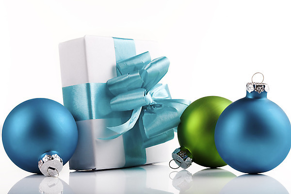 포토 JPG 해외이미지 리본 하늘색 크리스마스 포장 휴가 선물 사람없음 장식 초록색 파란색 컬러풀 축제 장식볼 흰색 활 패키지 고립 해외202004 해외포토 기념일 컬러 파일형식 이미지허브