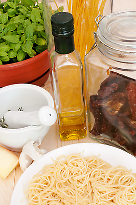 포토 JPG 해외이미지 전통 접시 음식 토마토 탁자 치즈 건조 파스타 마늘 스파게티 요리 사람없음 목재 주방 식사 저녁식사 이탈리아 신선 항아리 향신료 성분 바질 점심식사 막자 해외202004 해외포토 나무 식기 유럽 가구 채소 재료 유제품 서양음식 도자기 향미료 파일형식 이미지허브