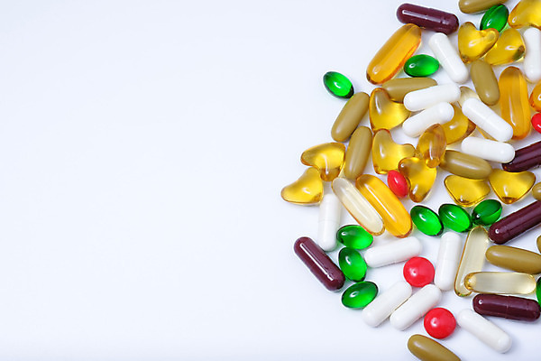 포토 JPG 해외이미지 음식 오렌지 건강 사람없음 빨간색 파란색 컬러풀 알약 약 노란색 상점 흰색 약국 암 알레르기 당뇨병 마약 복용 약사 해외202004 해외포토 컬러 과일 의학 질병 파일형식 이미지허브