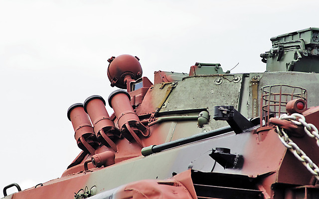 포토 JPG 해외이미지 무기 유리 사람없음 초록색 빛 상자 갈색 탑 페인트 블록 총 보호 군용 신호 전쟁 탱크 영사기 보호자 예약 갑옷 수류탄 해외202004 해외포토 건축물 컬러 컨셉 재질 군대 보호장비 파일형식 이미지허브