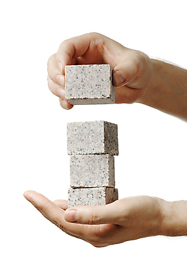 포토 JPG 해외이미지 손 컨셉 손가락 관리 사람없음 건물 쌓기 탑 블록 회색 바위 정상 자르기 큐브 오브젝트 고립 넘어짐 화강암 해외202004 해외포토 건축물 컬러 모션 신체부위 암석 돌_바위 파일형식 이미지허브