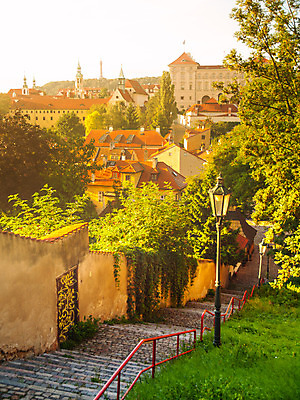 포토 JPG 해외이미지 나무 전통 외관 유럽 벽 건축양식 창문 아침 거리 주택 사람없음 야외 컬러풀 문 계단 마을 맑음 조약돌 램프 도시 중세 역사 보행로 좁은 지역 체코 프라하 타운 단계 방법 보헤미아 옛날 조언 철책 해외202004 해외포토 주간 식물 건축 나라 길 컬러 날씨 조명 건물 돌_바위 파일형식 이미지허브
