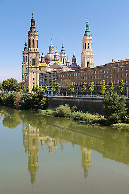 포토 JPG 해외이미지 여행 풍경 사람없음 강 반사 성당 교회 탑 운명 도시 스페인 엑스포 해외202004 해외포토 건축물 유럽 종교건축 건물 파일형식 이미지허브