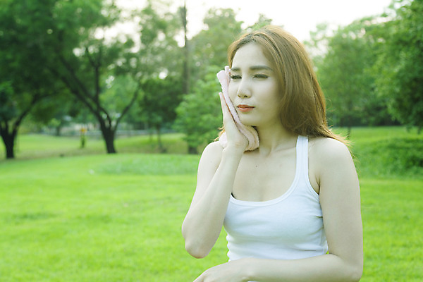 포토 JPG 해외이미지 나무 백인 라이프스타일 계절 공원 여자 행복 스포츠 포즈 자연 휴식 갈색머리 건강 한명 서기 미소 사람 동양인 성인 야외 초록색 여름 운동 맑음 신선 날씬함 연습 돌봄 해외202004 해외포토 서양인 식물 1 헤어스타일 공공시설 감정 컬러 컨셉 모션 날씨 표정 인종 생활 몸매 생태계 파일형식 이미지허브