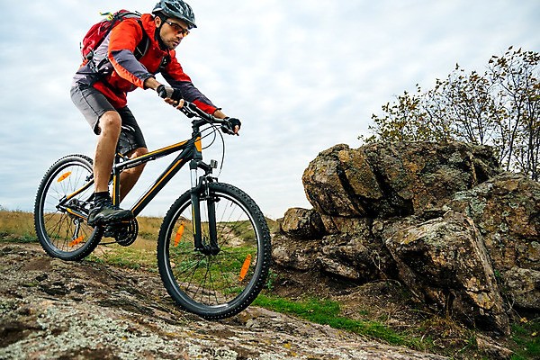 포토 JPG 해외이미지 라이프스타일 남자 산 한명 사람 경사 성인 야외 자전거 승차 헬멧 언덕 라이더 산악자전거 선로 성인남자한명만 해외202004 해외포토 1 모션 생활 바이크 보호장비 남자한명만 성인남자만 파일형식 이미지허브
