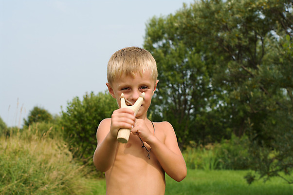 포토 JPG 해외이미지 백인 손 응시 얼굴 어린이 장난 자연 놀이 한명 사람 소년 야외 목재 초록색 청춘 흰색 표현 잡기 던지기 찡그림 손목시계 조준 팔 세대 혼자 해외202004 해외포토 서양인 나무 1 시선 남자 시계 컬러 컨셉 재료 장신구 모션 표정 신체부위 생태계 파일형식 이미지허브