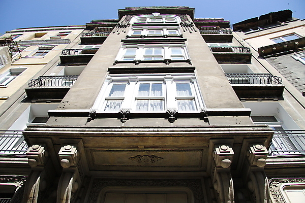 포토 JPG 해외이미지 외관 벽 건축양식 창문 아파트 이스탄불 사람없음 건물 사무실 흰색 도시 역사 칠면조 옛날 해외202004 튀르키예 해외포토 건축물 건축 아시아 컬러 비즈니스 조류 주택 파일형식 이미지허브