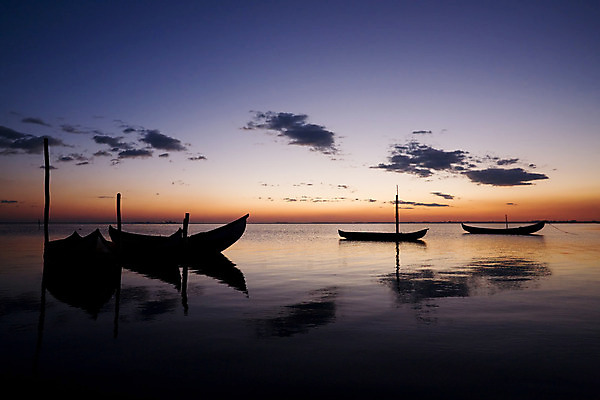포토 JPG 해외이미지 구름 실루엣 호수 바다 여행 자연 하늘 사람없음 물 파란색 빛 강 컬러풀 반사 노란색 여행객 일출 어둠 침묵 황혼 일몰 새벽 꿈 보트 분위기 저녁 작음 명상 장면 수평선 해외202004 해외포토 자연요소 컬러 컨셉 배_교통 촬영기법 사람 노을 소리 야간 크기 생태계 파일형식 이미지허브