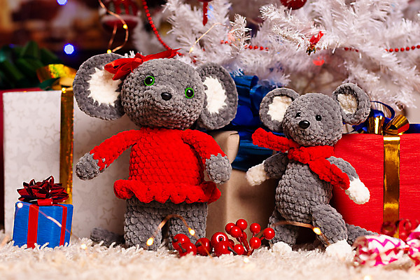 포토 JPG 해외이미지 손 어린이 인형 크리스마스 2 가족 새해 선물 사람없음 내부 빨간색 장난감 크리스마스트리 목도리 회색 뜨개질 쥐 큼 오브젝트 활 블라우스 소재 부드러움 언니 양모 해외202004 해외포토 잡화 기념일 컬러 상의 관계 사람 취미 신체부위 직물 감각 설치류 크기 자매 파일형식 이미지허브