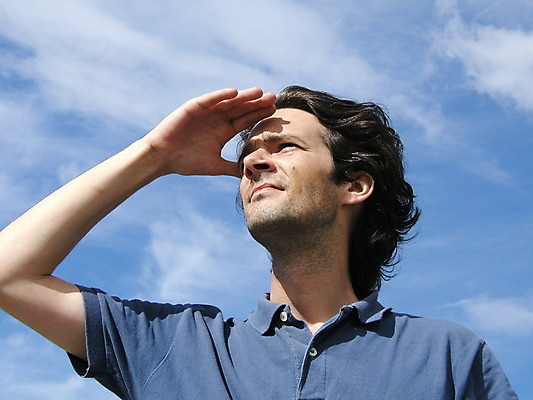 포토 JPG 해외이미지 응시 남자 생각 하늘 설계 한명 사람 풍경 성인 야외 파란색 머리카락 머리 시원함 방향 검색 비전 선견지명 해외202004 해외포토 1 시선 컬러 컨셉 신체부위 파일형식 이미지허브