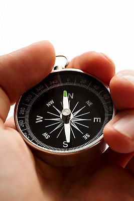 포토 JPG 해외이미지 손 남자 여행 가이드 손가락 화살 사람없음 숫자 금속 검은색 장비 탐험 공구 잡기 원형 나침반 편지 방향 오브젝트 사인 검색 위치 지형 북쪽 보여주기 동쪽 네비게이션 남쪽 경도 고립 서쪽 오리엔테이션 원정 위도 지리 해외202004 해외포토 도형 직업 문자 컬러 모션 재질 사람 신체부위 도구 파일형식 이미지허브