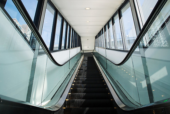 포토 JPG 해외이미지 여행 이동 모션 실내 사람없음 계단 금속 운전 도시 업무 역 승차 연결 쇼핑몰 속도 단계 오르막 방법 자동 지원 해외202004 해외포토 컨셉 교통시설 재질 내부 작업 파일형식 이미지허브