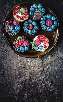 포토 JPG 해외이미지 열매 음식 백그라운드 과일 딸기 디저트 요리 사람없음 목재 장식 여름 우주 식당 초콜릿 저녁식사 공백 대접 달콤 크림 메뉴 블루베리 레시피 푸딩 프랑스어 미니 커스터드 타르트 핸드메이드 해외202004 해외포토 나무 식물 문자 계절 빵 재료 상점 식사 맛 파이_빵 파일형식 이미지허브