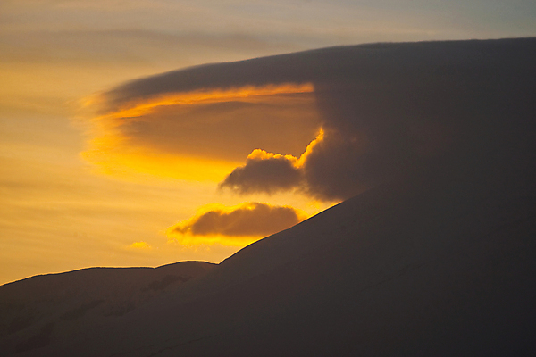 포토 JPG 해외이미지 구름 야생동물 여행 자연 하늘 휴식 산 나선형 풍경 사람없음 야외 여름 빛 햇빛 평화 환경 침묵 일몰 놀람 기쁨 자유 오픈 황무지 고독 큼 즐거움 멀리 용서 우수 웅장함 절정 특별함 현상 해외202004 해외포토 자연요소 동물 계절 감정 컨셉 무늬 표정 태양 노을 소리 크기 절기 생태계 파일형식 이미지허브