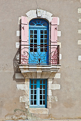 포토 JPG 해외이미지 벽 창문 프레임 사람없음 목재 세로 파란색 발코니 시골 철 향수 부식 셔터 석고 썩음 해외202004 해외포토 나무 컬러 재료 화장품 파일형식 이미지허브