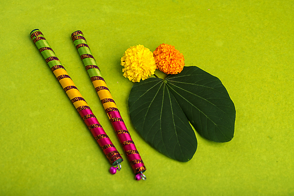 포토 JPG 해외이미지 나무 전통 디자인 행복 종교 문화 백그라운드 잎 휴가 사람 동양인 여러명 사람없음 컬러풀 축제 축하 춤 인사 신용카드 막대기 황금 인도인 예배 숭배 필승 힌두교 해외202004 해외포토 외국인 식물 감정 컬러 다수 컨셉 문화예술 인종 금융 예절 우승 파일형식 이미지허브