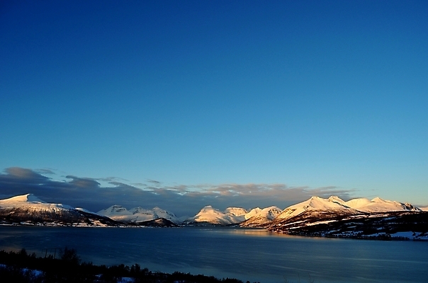 포토 JPG 해외이미지 나무 구름 바다 겨울 자연 하늘 산 주택 파노라마 노르웨이 협상 풍경 사람없음 야외 파란색 햇빛 태양 마을 추위 잠 원형 숲 병정 2월 북극해 해외202004 해외포토 자연요소 도형 식물 계절 유럽 컬러 비즈니스 촬영기법 건물 날짜 생태계 파일형식 이미지허브
