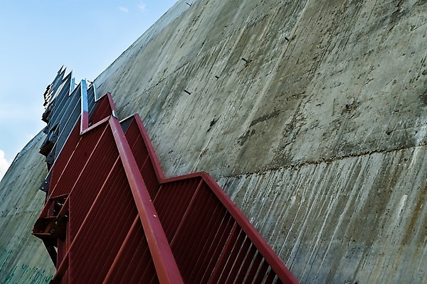 포토 JPG 해외이미지 산업 벽 백그라운드 사다리 난간 하늘 표면 돌담 사람없음 야외 건물 빨간색 파란색 계단 금속 블록 장비 회색 도시 얼룩 거친 질감 오르기 시멘트 망사 단상 단계 석고 옛날 착륙 철책 콘크리트 해외202004 해외포토 건축물 컬러 모션 재질 담장 돌_바위 도구 직물 파일형식 이미지허브