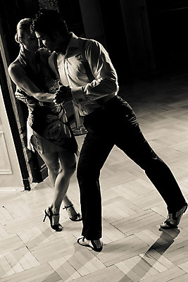 포토 JPG 해외이미지 커플 감정 음악 포즈 모션 흑백 그림자 사랑 사람 성인 두명 금발 검은색 공연 댄서 춤 뜨거움 우아함 열정 히스패닉 아르헨티나 강렬 살사댄스 탱고 선두 해외202004 해외포토 직업 헤어스타일 컬러 컨셉 관계 문화예술 촬영기법 이벤트 남아메리카 파일형식 이미지허브