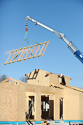 포토 JPG 해외이미지 산업 밧줄 건축양식 사다리 모션 하늘 새로움 주택 들기 사람없음 건물 목재 파란색 울타리 기계 화물 땅 기중기 머리위 리프트 기르기 도르래 로딩 리프팅 해외202004 해외포토 나무 건축물 건축 줄 컬러 컨셉 재료 담장 운송업 도구 중장비 돌봄 파일형식 이미지허브