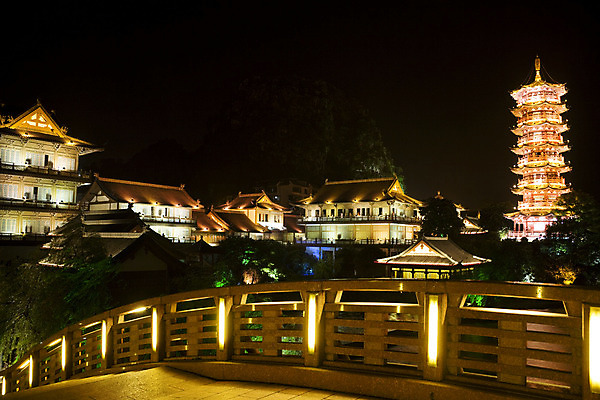 포토 JPG 해외이미지 전통 아시아 종교 호수 건축양식 동양인 사람없음 건물 탑 중국 사찰 역사 야간 옛날 해외202004 해외포토 자연요소 건축물 건축 나라 종교건축 인종 파일형식이미지허브 