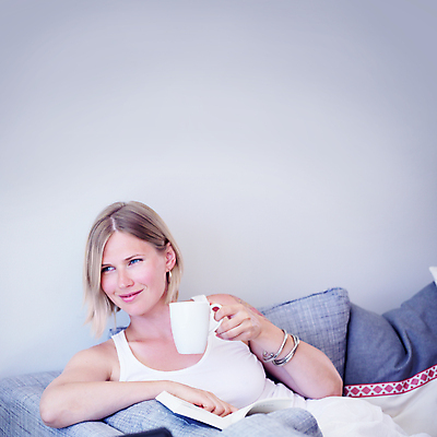 포토 JPG 해외이미지 백인 라이프스타일 여자 교육 행복 커피 휴식 주택 실내 한명 미소 앉기 책 컵 스터디 소파 독서 회색 잡기 차 문학 카피스페이스 해외202004 해외포토 서양인 1 식기 감정 음료 컬러 컨셉 의자 모션 표정 사람 내부 건물 생활 학습 공백 파일형식 이미지허브