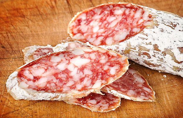 포토 JPG 해외이미지 스튜디오촬영 음식 부분 건조 도마 육류 사람없음 목재 빨간색 갈색 소시지 횡단보도 자르기 살라미 편육 개조 해외202004 해외포토 나무 컬러 식재료 재료 모션 주방용품 실내 가공식품 보행로 파일형식 이미지허브