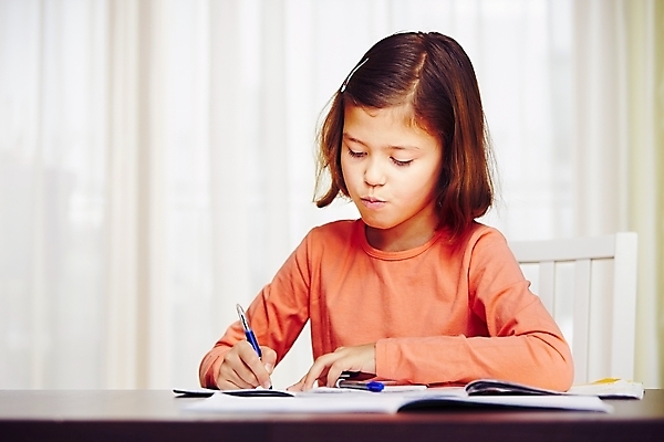 포토 JPG 해외이미지 백인 학생 여학생 교육 감정 어린이 생각 학교 탁자 주택 창조 한명 사람 스터디 연필 펜 성장 아기 잡기 집중 책상 조심 개발 심각 어려움 초보 해외202004 해외포토 서양인 1 여자 가구 컨셉 모션 학용품 건물 학습 필기구 파일형식 이미지허브