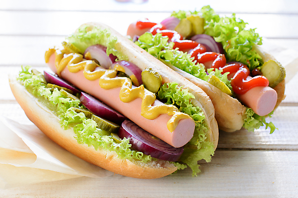 포토 JPG 해외이미지 빵 채소 실내 사람없음 두개 소시지 케첩 머스터드 핫도그 적양파 종이호일 나무배경 해외202004 해외포토 음식 백그라운드 2 양파 패스트푸드 내부 소스_음식 가공식품 파일형식 이미지허브