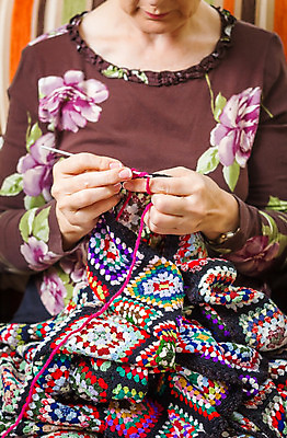 포토 JPG 해외이미지 백인 1 옷 여자 할머니 패턴 부분 공 손가락 엄마 휴식 주택 관리 미술 한명 사람 앉기 성인 취미 수확 직물 면 업무 뜨개질 실 바느질 은퇴 스웨터 양모 옛날 퀼트 핸드메이드 해외202004 해외포토 서양인 손 노년 컨셉 상의 무늬 농업 가족 모션 문화예술 건물 작업 파일형식 이미지허브