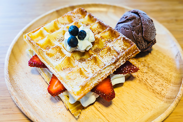 포토 JPG 해외이미지 열매 음식 백그라운드 과일 딸기 디저트 사람없음 목재 과자 초콜릿 얼음 신선 달콤 맛 설탕 크림 블루베리 벨기에 와플 해외202004 해외포토 자연요소 나무 식물 컨셉 재료 서유럽 파일형식 이미지허브