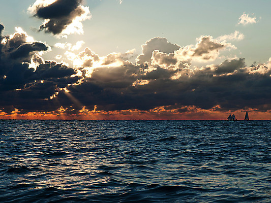 포토 JPG 해외이미지 구름 실루엣 호수 스포츠 파도 바다 백그라운드 요트 오렌지 자연 하늘 표면 아침 바람 항해 풍경 사람없음 야외 가로 물 태양 반사 노란색 평화 항구 황혼 일몰 봄 만 보트 황금 야간 저녁 크루즈 돛 스카이라인 수평선 해외202004 해외포토 주간 자연요소 계절 컬러 컨셉 배_교통 과일 교통시설 날씨 촬영기법 노을 생태계 파일형식 이미지허브