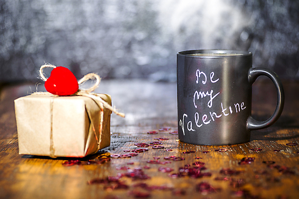 포토 JPG 해외이미지 디자인 배너 커플 포스터 커피 음료 백그라운드 탁자 휴가 함께함 발렌타인데이 사랑 사람없음 목재 컵 빨간색 사무실 우주 검은색 칠판 머그컵 수확 하트 시골 축하 인사 날짜 아침식사 복고 에스프레소 해외202004 해외포토 모양 나무 식기 감정 컬러 가구 컨셉 농업 비즈니스 재료 관계 데이이벤트 식사 예절 파일형식 이미지허브